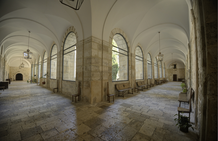 Claustro de la hospedería del monasterio de la Santa Espina